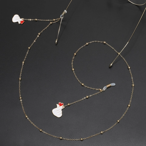 Mode Vergoldete Legierung Brillenlkette Mit Weißen Emaille Herz Hand Geste Anhängern Rutschfestes Brillenband Perlenriemen