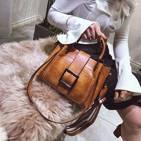 Borsa A Spalla Donna Pelle PU Retro Forma Secchiello Cuciture A Contrasto Grande Fibbia Metallo Tracolla Larga Righe