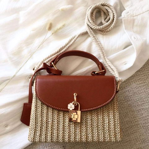 Retro Straw Woven Crossbody Bag For Women Summer Beach Handbag With PU Leather Flap White Flower Pendant Rope Strap