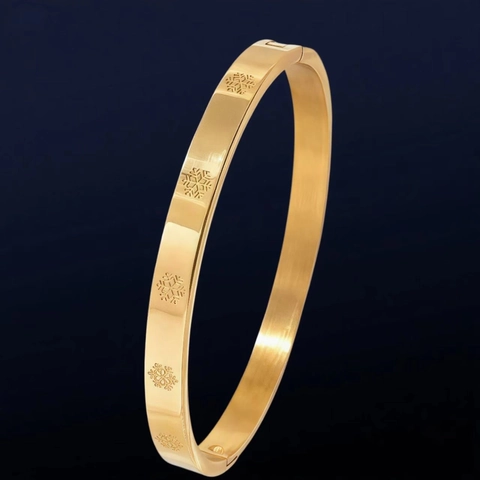 Roestvrijstalen Armband Sneeuwvlok Gegraveerd Geborsteld Titanium Staal Ovaal Scharnier Opening Elegant Voor Mannen