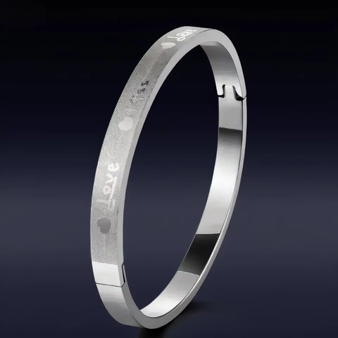 Brazalete De Acero Inoxidable Grabado Love Kiss Corazón Ovalado Bisagra Mate Pulido Joyería