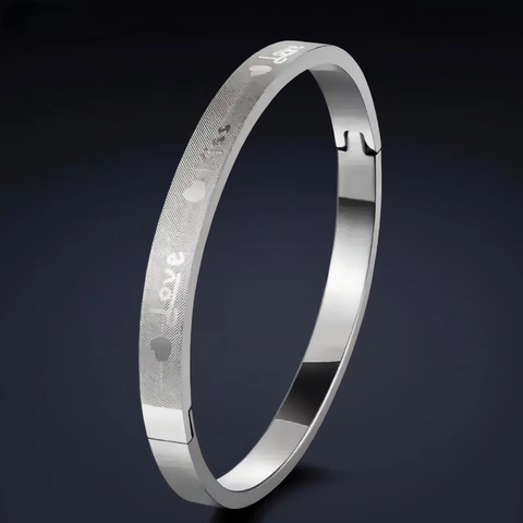 Bracelet Jonc En Acier Inoxydable Fermoir À Charnière Gravure Cœur Love Kiss Texture Brossée Bijoux De Mode