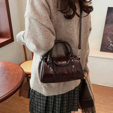 Vintage Glänzende PU-Leder Boston Tasche Für Damen Mit Runden Griffen Silbernen Nieten Und Abnehmbarem Schultergurt