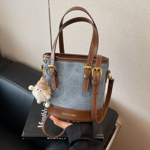 Sac Seau Rétro En Tissu Et Cuir Pour Femmes Sac Bandoulière De Mode Avec Pendentif En Peluche Sac À Main Décontracté