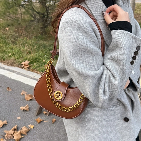 Sac Hobo Croissant Rétro En Cuir PU Brillant Pour Femmes Avec Grosse Chaîne Dorée Fermoir Pivotant Sac À Bandoulière