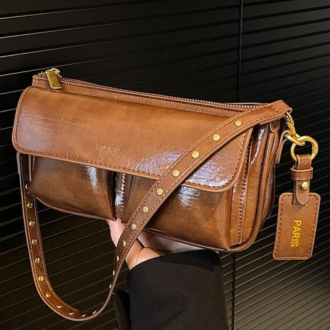 Vintage Onderarm Crossbody Tas PU Leer Kleine Vierkante Handtas Met Klinknagelband Dubbele Zakken Glanzende Retro Stijl Vrouwen