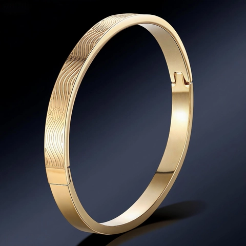 Brazalete De Acero Inoxidable Minimalista Chapado En Oro Textura Ondulada Patrón Grabado Cierre De Bisagra Joyería Moderna