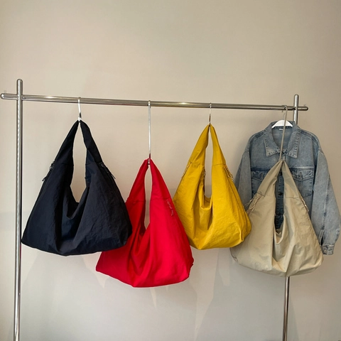 Large Capacity Hobo Shoulder Bag For Women Lightweight Wrinkled Nylon Minimalist Casual Tote With Side Zipper Pockets