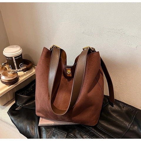 Sac Seau En Daim Grande Capacité Femmes Sac À Épaule Rétro Fourre-Tout Avec Serrure Dorée Et Pochette