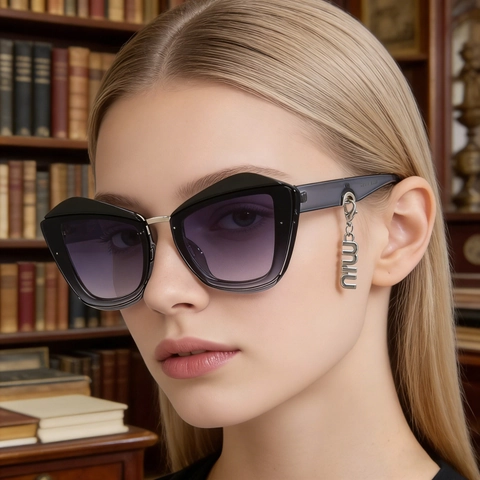 Occhiali Da Sole Cat Eye Montatura PC Protezione UV400 Moda Lente Sfumata Con Ciondolo Lettera Metallo Per Donne Streetwear