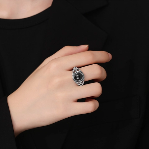 Anillo Vintage Con Ágata Negra Ovalada Y Patrón De Rejilla Hueca Banda Abierta Ajustable Bohemio