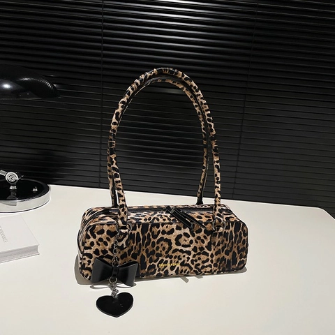 Schultertasche Mit Leopardenmuster Aus Pu Leder Im Retro Underarm Design Mit Dekorativem Knotendetail Und Herzanhänger