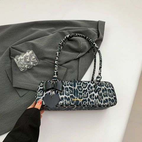 Schultertasche Mit Leopardenmuster Aus Pu Leder Im Retro Underarm Design Mit Dekorativem Knotendetail Und Herzanhänger