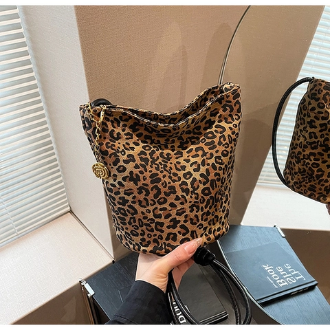 Luipaardprint Emmertas Suèdetextuur Retro Schoudertas Crossbodytas Met Gouden Bloemhanger Vintage Handtas Voor Dames