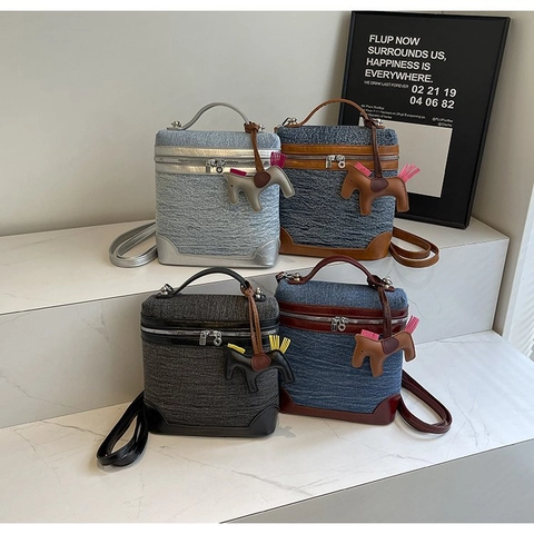 Retro Denim Patchwork Handtas Met PU Leren Bies Paard Hanger Veelzijdige Crossbody Mini Rugzak Voor Dames