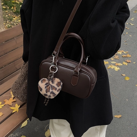 Dames PU Lederen Boston Handtas Retro Casual Schoudertas Crossbody Tas Met Luipaard Hart Hanger Vintage Minimalistisch