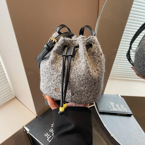 Pluche Faux Fur Emmer Tas Dames Winter Zachte Fleece Trekkoord Schoudertas Met Leren Riem Chique Borduurwerk