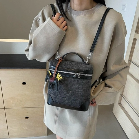 Retro Denim Patchwork Handtas Met PU Leren Bies Paard Hanger Veelzijdige Crossbody Mini Rugzak Voor Dames