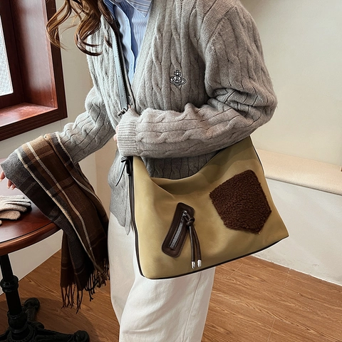 Bolso De Hombro Para Mujer Gran Capacidad Con Parche De Lana De Cordero Peluche Color Contrastado Correa Ajustable Retro Casual
