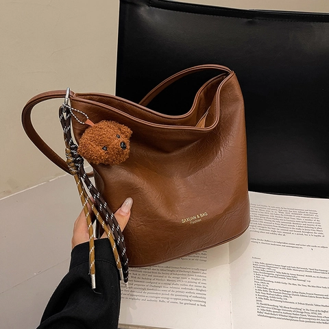 Bolso De Hombro De Cuero PU Retro Gran Capacidad Para Mujer Bolso De Axila Vintage Cubo Hobo Con Colgante De Oso