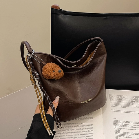 Bolso De Hombro De Cuero PU Retro Gran Capacidad Para Mujer Bolso De Axila Vintage Cubo Hobo Con Colgante De Oso