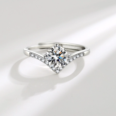 V-Förmiger Kronenring Mit Rundschliff Moissanit Kupfer Versilbert Verstellbare Öffnung Modeschmuck Für Damen