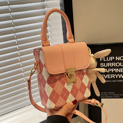 Damen PU-Leder Mini Umhängetasche Argyle Diamant-Gitter Metallschloss Kleine Quadratische Schultertasche Mit Süßem Kaninchen-Anhänger Handtasche