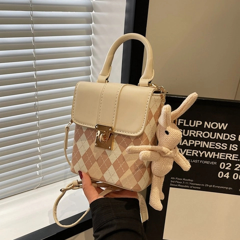 Damen PU-Leder Mini Umhängetasche Argyle Diamant-Gitter Metallschloss Kleine Quadratische Schultertasche Mit Süßem Kaninchen-Anhänger Handtasche