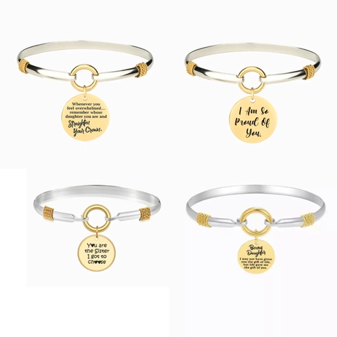 Bicolor Open Koperen Armring Met Ingeschreven Ronde Hanger Inspirerend Sentimenteel Cadeau Voor Vrouwen