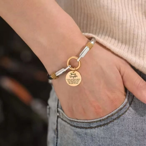 Bicolor Open Koperen Armring Met Ingeschreven Ronde Hanger Inspirerend Sentimenteel Cadeau Voor Vrouwen