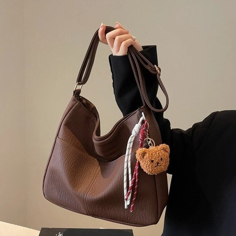 Sac À Bandoulière Grande Capacité Pour Femme En Cuir PU Grainé Rétro Style Hobo Avec Charm Ours Mignon Sangle Réglable
