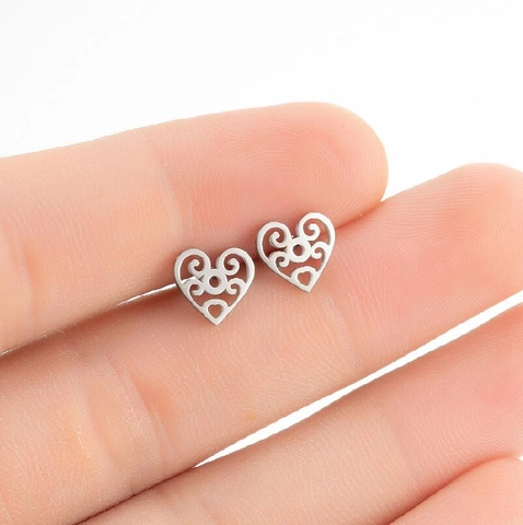 Boucles d'Oreilles Clous Minimalistes en Acier Inoxydable en Forme de Cœur Ajouré pour Femmes Bijoux de Cœur en Filigrane Vintage