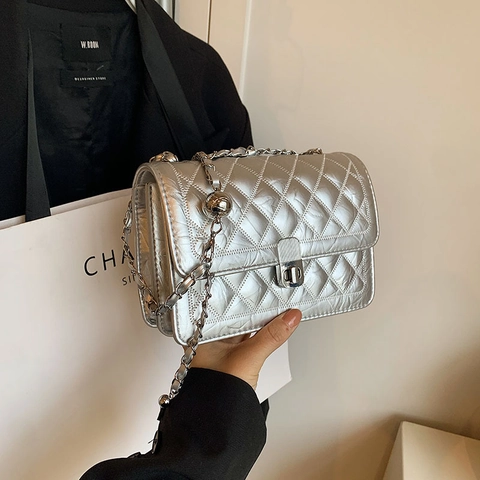 Dames Gewatteerde Crossbody Tas PU Leer Metallic Textuur Schoudertas Met Ketting En Verstelbare Metalen Bal Draaisluiting