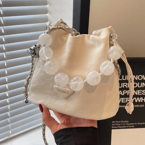 Dames Emmer Tas Van Geplooid PU Leer Chique Schoudertas Met Marmeren Kralen Handvat En Metalen Kettingriem