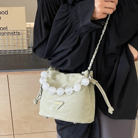Dames Emmer Tas Van Geplooid PU Leer Chique Schoudertas Met Marmeren Kralen Handvat En Metalen Kettingriem
