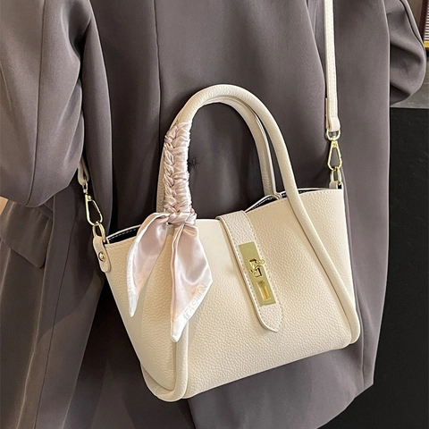 Damen Umhängetasche Aus PU Leder Schickes Lychee Muster Beuteltasche Mit Dekorativem Satinntuch Metall Drehverschluss