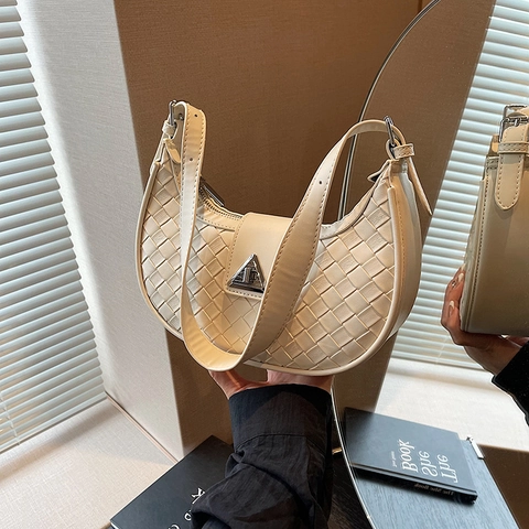 Borsa Hobo A Mezzaluna In Pelle PU Intrecciata Con Fibbia In Metallo Triangolare Tracolla Regolabile Moda Casual Per Donna