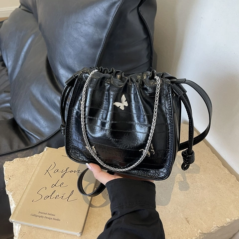 Sac Seau Femme Décor Papillon Cuir PU Cordon Serrage Sac Bandoulière Main Niche Style Y2K Chaîne Métallique