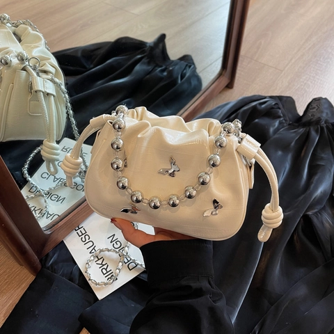 Metallic PU Leder Cloud Pouch Eimer Tasche Schmetterling Anhänger Silber Perlen Kette Kordelzug Umhängetasche Für Damen