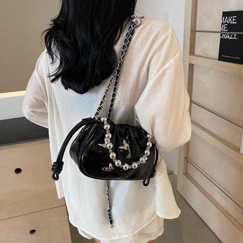Metallic PU Leder Cloud Pouch Eimer Tasche Schmetterling Anhänger Silber Perlen Kette Kordelzug Umhängetasche Für Damen