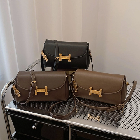 Urbane Minimalistische PU Leder Kleine Quadratische Schultertasche Mit Goldener Metallschnalle Und Bärenanhänger Mode Umhängetasche