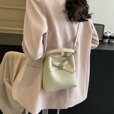 Damen Eimer Tasche PU Leder Mit Lychee Narbung Elegante Handtasche Verstellbarer Umhängegurt Silberner Drehverschluss