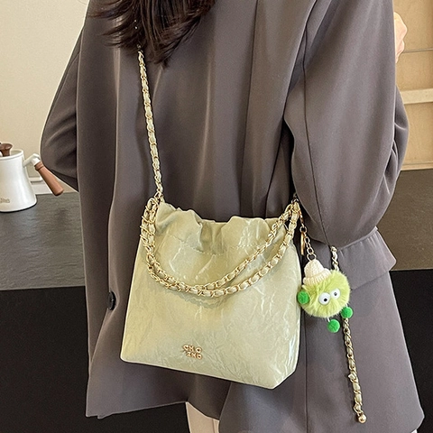 Borsa Secchiello Pelle PU Pieghettata Coulisse Borsa Spalla Catena Metallo Ciondolo Mostro Peluche Borsa Chic Estiva Donna