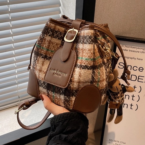 Damen Retro Karo Woll Eimer Tasche PU Leder Kordelzug Umhängetasche Mit Puppenanhänger