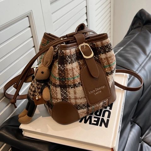 Damen Retro Karo Woll Eimer Tasche PU Leder Kordelzug Umhängetasche Mit Puppenanhänger