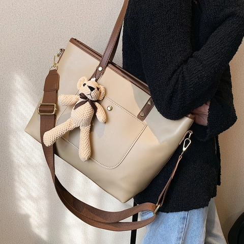 Borsa Tote Grande Capacità In Pelle PU Borsa A Spalla Moda Minimalista Per Donne Con Decorazione Ciondolo Orso