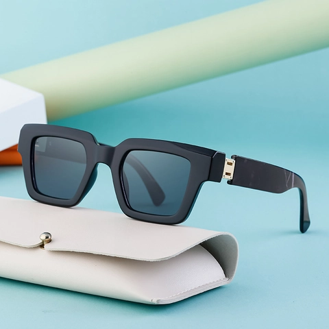 Oversized Square Frame Sunglasses UV400 Protection Lightweight PC Material Retro Trendy Outdoor Fashion Eyewear Women