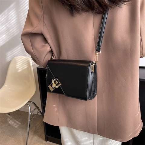 Borsa A Tracolla Da Donna In Pelle PU Patta Asimmetrica Piccola Borsa Quadrata Con Catena In Metallo E Decorazione Serratura Dorata
