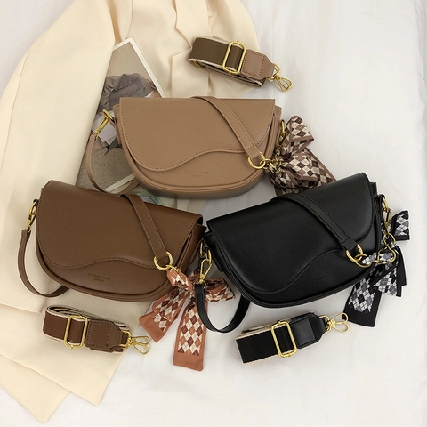 Chic PU Leder Satteltasche Wellenklappe Satinnschal Dekor Breiter Gurt Trendy Damen Schulter Umhängetasche