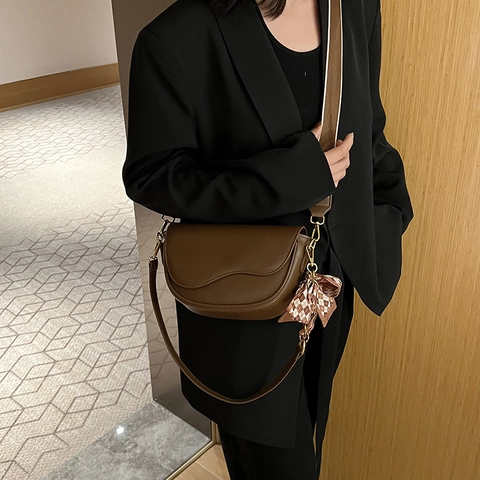 Chic PU Leder Satteltasche Wellenklappe Satinnschal Dekor Breiter Gurt Trendy Damen Schulter Umhängetasche